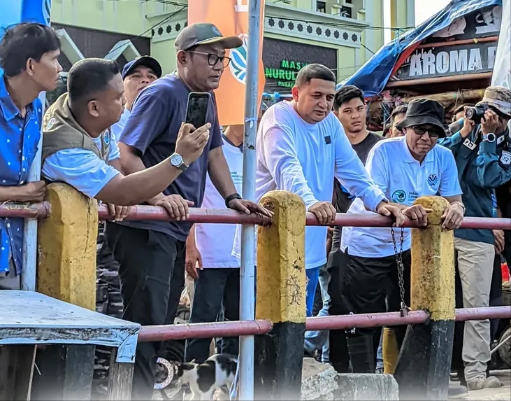 Plt Dirut Perumda Pasar Makassar Raya Mendampingi Walikota Makassar Memimpin Kegiatan Bersih Bersih Sungai