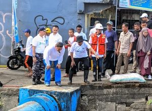 Plt Dirut Perumda Pasar Makassar Raya Mendampingi Walikota Makassar Munafri Arifuddin Memimpin Kegiatan Bersih Bersih Sungai