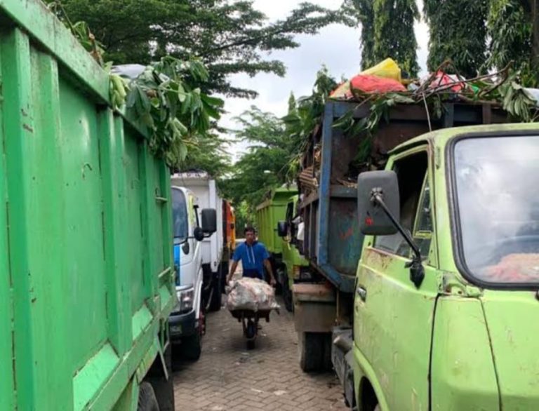 Antrean truk Sampah TPA Antang