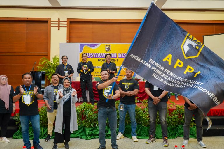 Pengibaran Pataka H. Irfan Darmawan NM sesaat setelah terpilih secara aklamasi pada Mubes 1 APPI