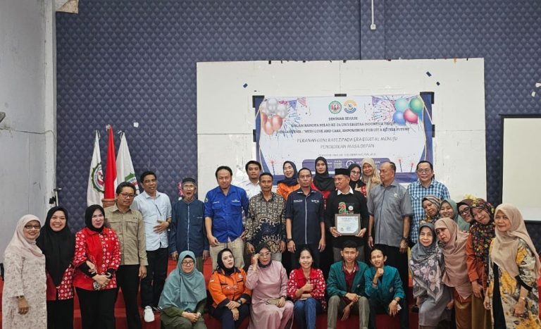 Kepala LLDIKTI Sultanbatara foto bersama sivitas akademika UIT sesaat setelah perayaan Milad ke 24 tahun