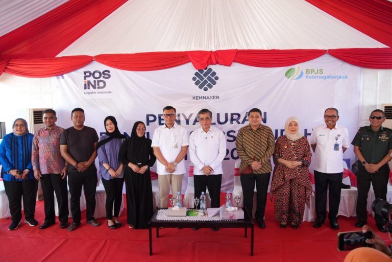 Menaker RI Tinjau Penyaluran BSU di Makassar, Program Presiden untuk Dukung Daya Beli dan Pertumbuhan Ekonomi