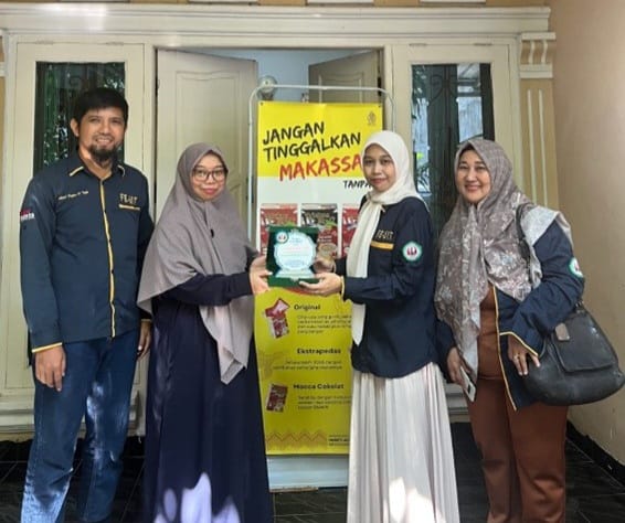 Kunjungan Industri FEB UIT Makassar: Mahasiswa Antusias Belajar Langsung dari Pelaku UMKM