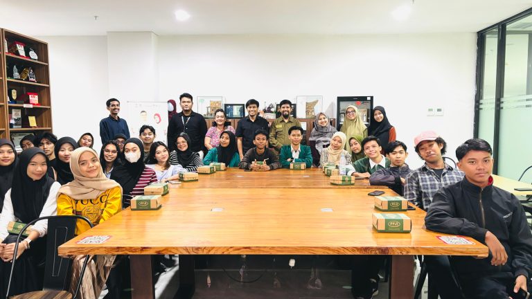 Mahasiswa dari Program Studi Manajemen dan Akuntansi, serta didampingi oleh Dosen pendamping, Abdul Safrin D. Talli, SE., MM. Rombongan disambut hangat oleh Manager Inkubator UMKM Kota Makassar, Khairul Umam, ST., MT., CPS.