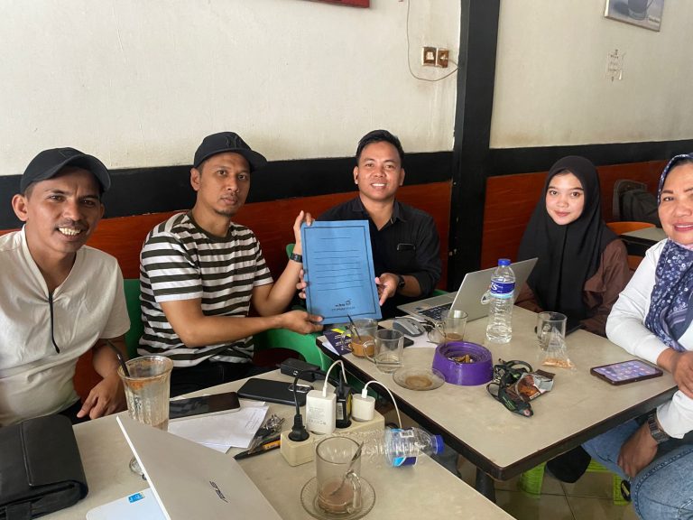 Ketua Pandawa Makassar Imran menyerahkan berkas Calon Maba ke Dosen FEB UIT Sardi sebagai bentuk kepedulian terhadap generasi muda.