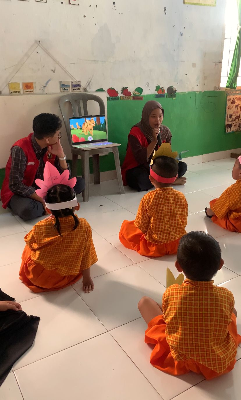 Mahasiswa KKNT Literasi 114 Unhas Tingkatkan Imajinasi Anak Melalui Program  Membaca Nyaring Di Desa Bijawang