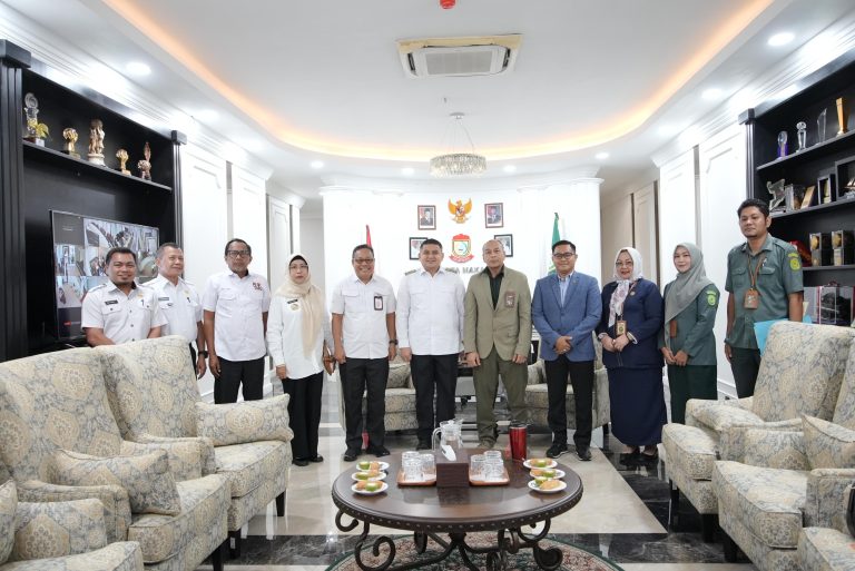 Pemerintah Kota Makassar bersama jajaran Pengadilan Tata Usaha Negara (PTUN) Makassar berfoto bersama usai audiensi terkait percepatan izin dan penanganan lahan untuk pembangunan gedung baru PTUN Makassar, Rabu (6/8/2025).