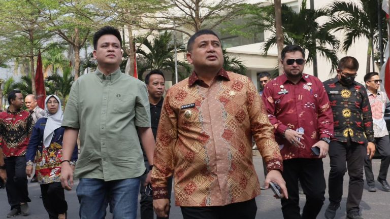 Wali Kota Makassar, Munafri Arifuddin (tengah, batik cokelat), didampingi sejumlah pejabat dan Ketua APJII Sulsel melakukan inspeksi mendadak (sidak) terhadap pemasangan kabel fiber optik di beberapa titik di Kota Makassar, sebagai bagian dari penertiban jaringan utilitas dan persiapan program kabel bawah tanah. (07/08/2025)