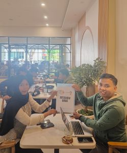 Akademisi FEB UIT, Sardi, S.E., M.M., bersama peneliti Timur Network Foundation, Hilda Hamriani Rusli, saat pelaksanaan wawancara di salah satu ruang diskusi publik di Kota Makassar. Wawancara ini merupakan bagian dari studi bertajuk “Studi Kondisi Pendidikan dan Pengembangan SDM di Kawasan Indonesia Timur: Analisis Masalah dan Alternatif Solusi”.
