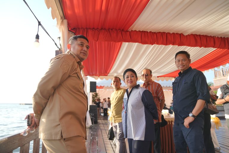 Munafri Temani Titiek Soeharto dan Amran Sulaiman Nikmati Sunset di Kapal Phinisi