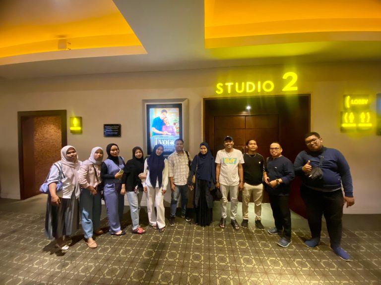 Kemeja Putih kotak-kotak Ketua IKA ALUMNI LP3I MAKASSAR ,KETUA AMII SULSEL BAJU KAOS PUTIH