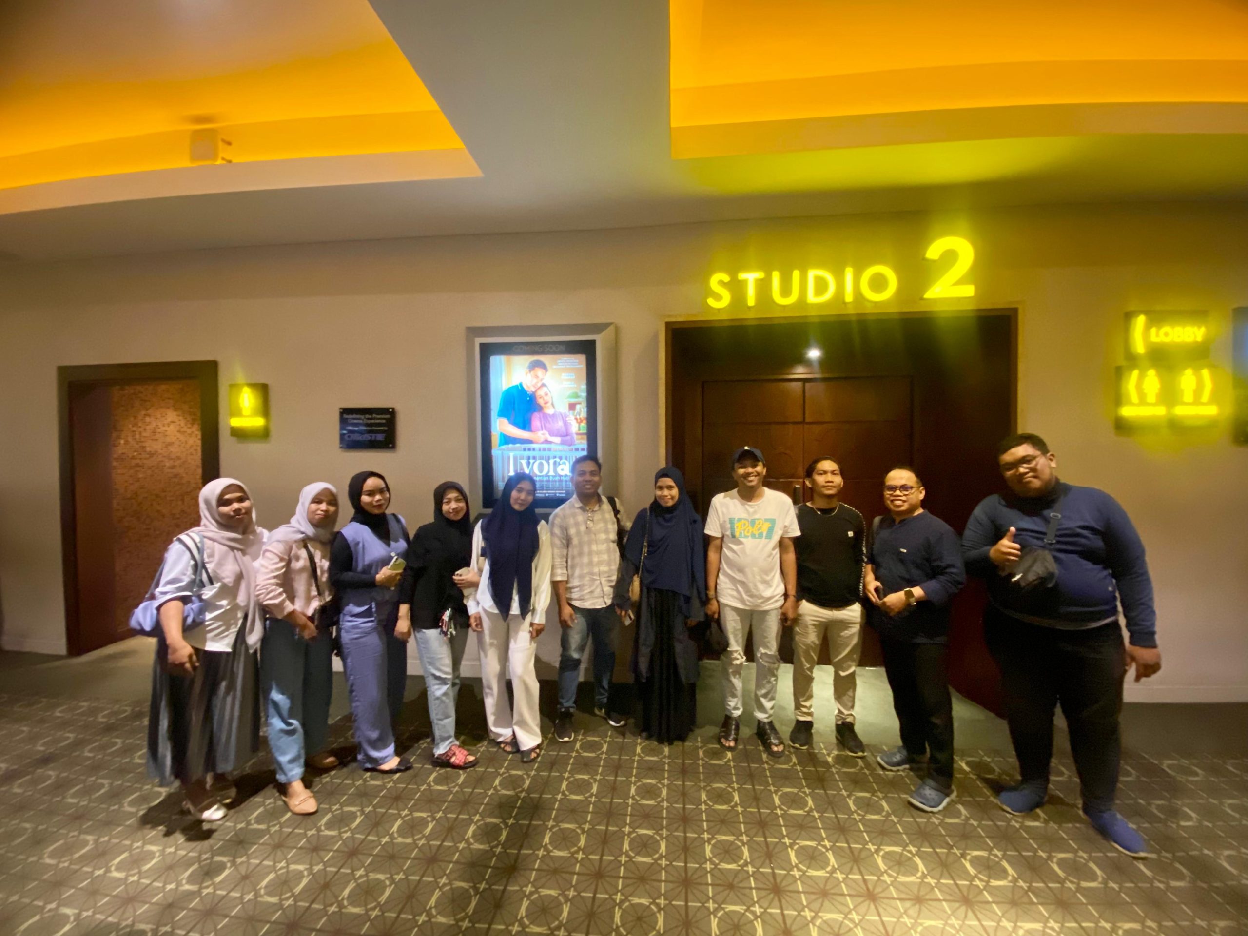 Air Mata, Doa, dan Rasa Syukur di Nobar Film Lyora: Penantian Buah Hati Bersama AMII Sulsel & IKA Alumni LP3I Makassar