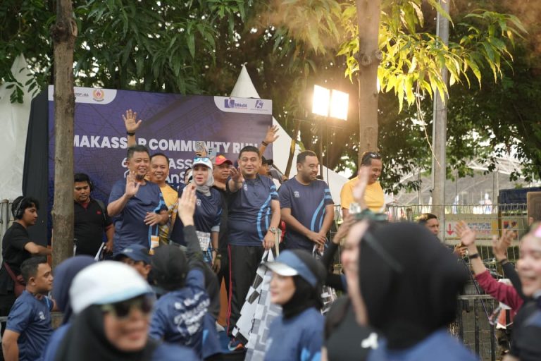 Wali Kota Makassar, Munafri Arifuddin hadir melepas ribuan peserta yang tumpah ruah di titik start, Jalan Jendral Ahmad Yani, Minggu pagi (21/9/2025).