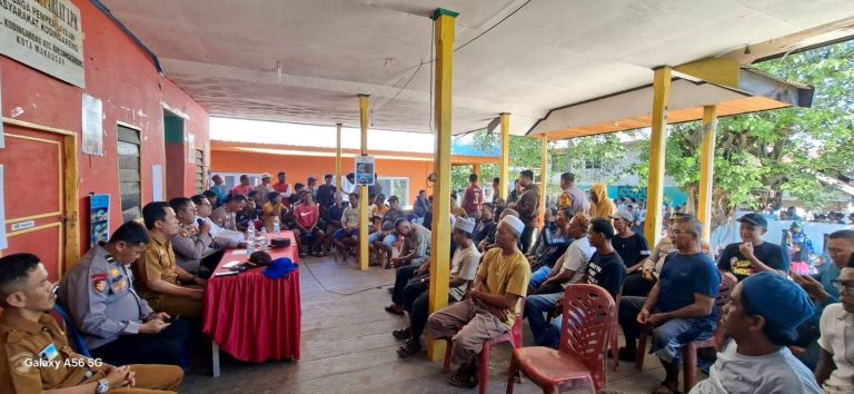 pertemuan di Baruga Kelurahan Kodingareng yang mempertemukan nelayan pancing tradisional Kodingareng, Kapolsek Ujung Tanah Sangkarrang, serta perwakilan nelayan pancing tradisional Desa Soreang, Galesong Utara, Kabupaten Takalar.