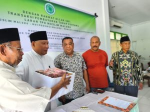 Ketua MUI MALUKU Melakukan Proses ttd dan pembayaran lahan TPU