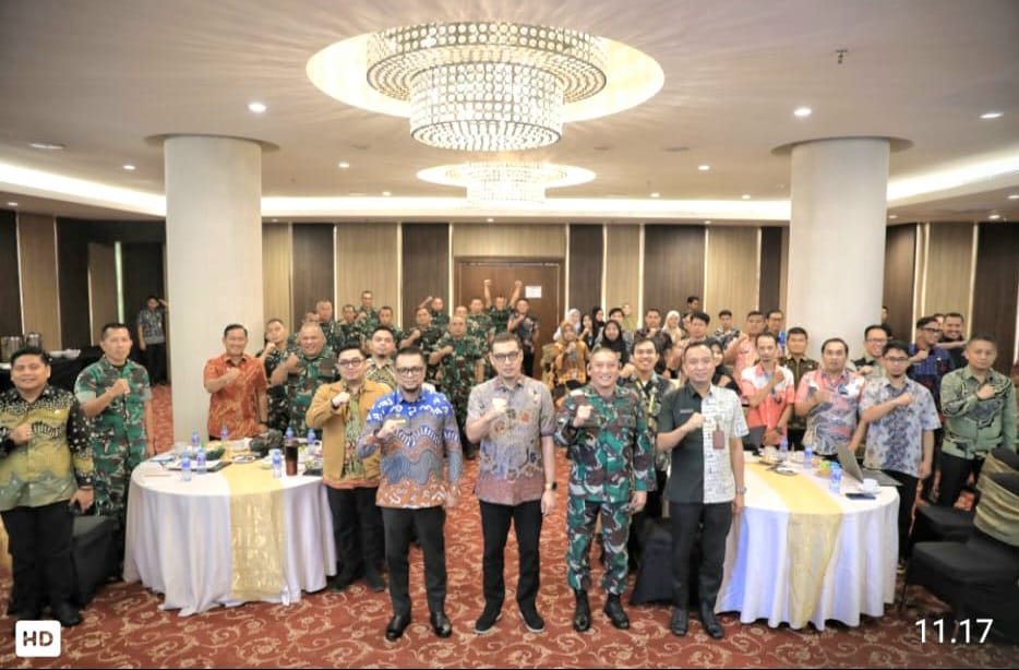 Kepala Dinas Koperasi dan UKM Kota Makassar, Arlin Ariesta, S.STP., M.Si, bersama Dandim 1408/Makassar, Sekda Kota Makassar Dr. A. Zulkifly Nanda, S.STP., M.Si, dan jajaran pimpinan perangkat daerah menghadiri High Level Meeting Pengembangan KKMP di Hotel Arthama Makassar (13/11/2025). Kegiatan ini dihadiri oleh seluruh unsur pemerintah kota, TNI, camat dan Danramil se-Kota Makassar, hingga tim pelaksana KKMP. Pertemuan ini menjadi wujud nyata komitmen bersama memperkuat koperasi sebagai pilar ekonomi kerakyatan di Kota Makassar. 🇮🇩