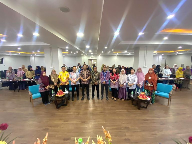 foto sekertaris disperindag makassar dan seluruh peserta