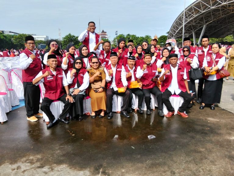 Foto RT dan RW dan Ibu Lurah Bara-baraya