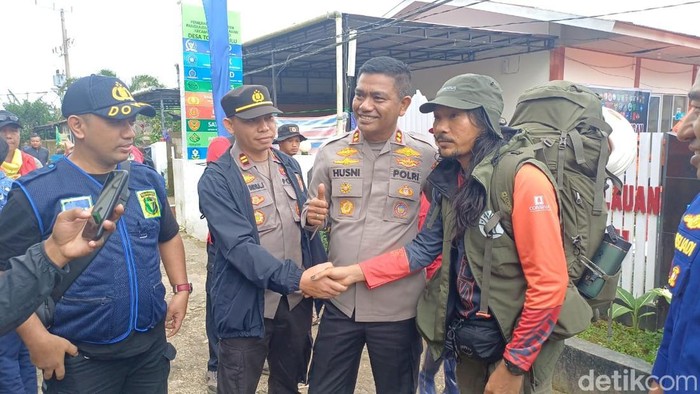 relawan-sar-bernama-abdul-haris-agam-atau-yang-dikenal-agam-rinjani-turun-membantu-operasi-sar-pesawat-atr-42-500-di-gunung-bu-1769047400386_169